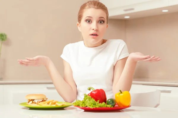 Young woman choosing lunch — Stock Photo, Image