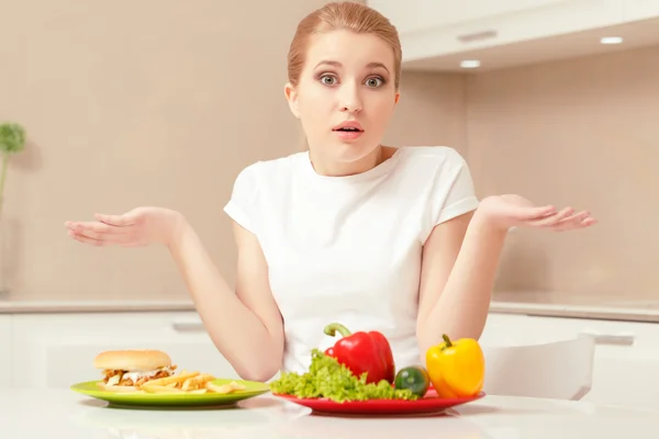 Mujer joven eligiendo el almuerzo — Foto de Stock