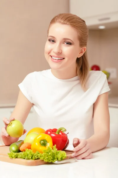 Mulher jovem com legumes — Fotografia de Stock