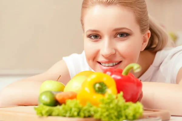 Jeune femme près des légumes — Photo