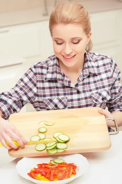 Mujer hace ensalada de verduras frescas — Foto de Stock