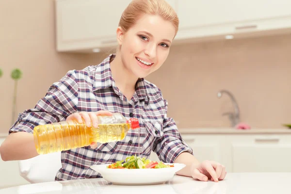 Young woman cooks salad — Stock Photo, Image