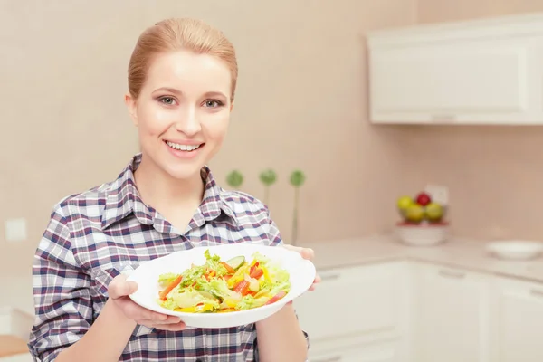 Young woman cooks salad — Stock Photo, Image