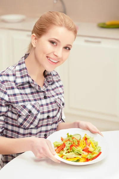 Young woman cooks salad — Stock Photo, Image