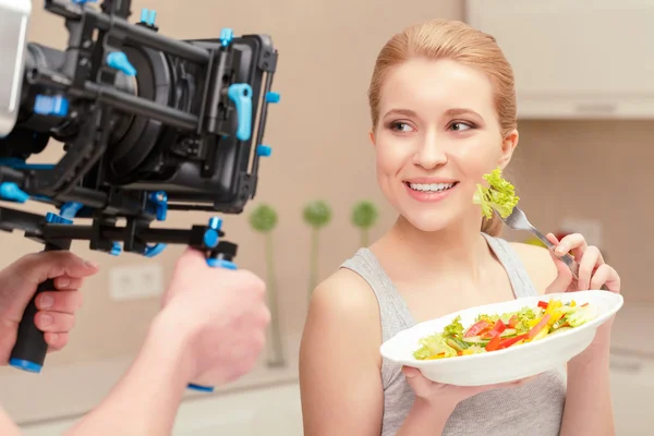 Young woman cooks salad — Stock Photo, Image