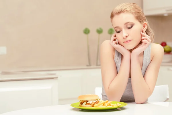 Jonge vrouw en fastfood lunch — Stockfoto