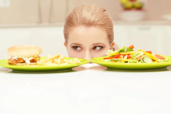 Jonge vrouw kiezen lunch — Stockfoto