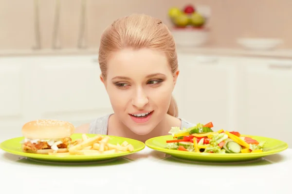 Jonge vrouw kiezen lunch — Stockfoto