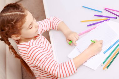 küçük çocuk çizim