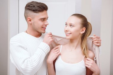 Yakışıklı adam asılı yuvarlak kız