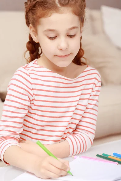 Klein meisje zitten en tekening — Stockfoto