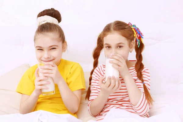 Niños vestidos brillantes que beben leche —  Fotos de Stock