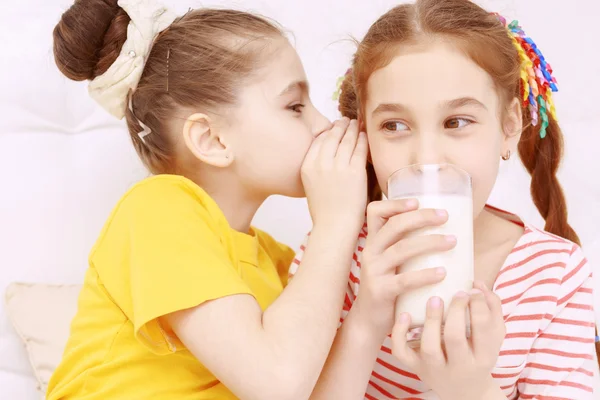 Crianças vestidas brilhantes bebendo leite — Fotografia de Stock
