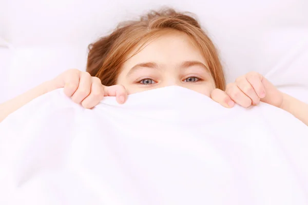 Niño cubierto con manta blanca —  Fotos de Stock