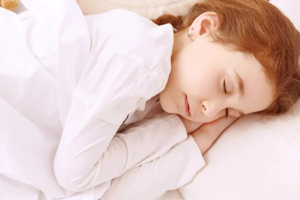 Красивая маленькая девочка спит хорошо — стоковое фото