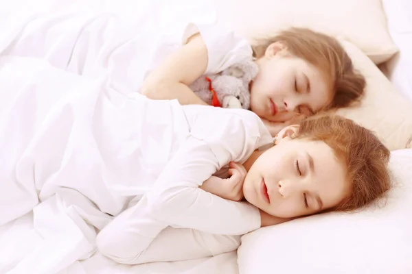 Två söta lilla sovande flickor — Stockfoto