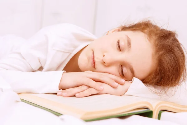 Bella bambina che dorme bene — Foto Stock