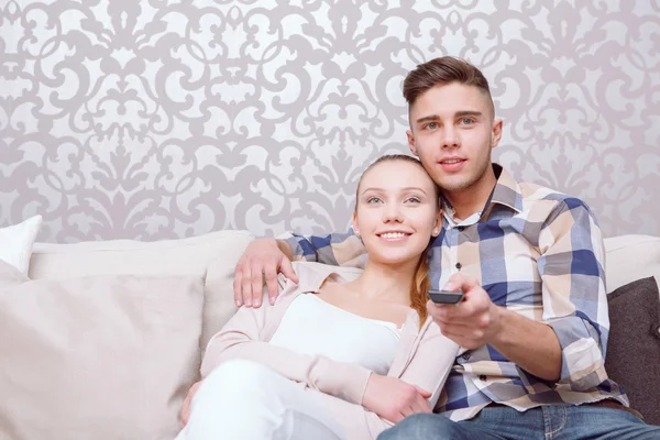 Junges schönes Paar auf dem Sofa — Stockfoto
