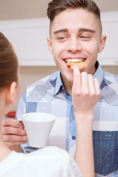 Guy sedang diberi makan cookie oleh wanita — Stok Foto