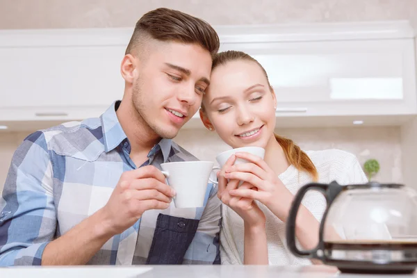 Pareja joven sentada y tomando café — Foto de Stock