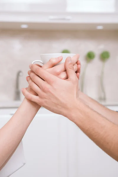 Zwei Personen halten Tasse zusammen. — Stockfoto