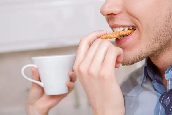 Guy is being fed cookie by lady — Stock Photo, Image