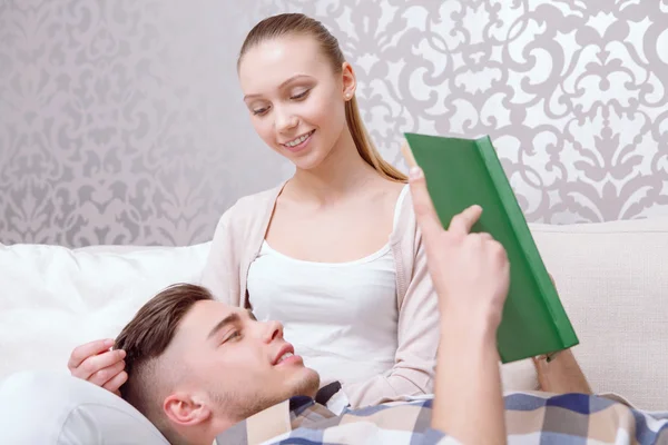 Two nice young people reading — Stock Photo, Image