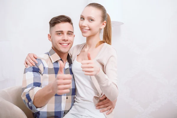 Young-looking guy and girl thumb up — Stock Photo, Image