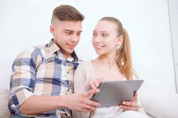 Casal animado usando tablet — Fotografia de Stock