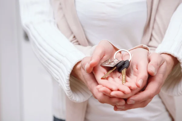 Dos personas sosteniendo llaves — Foto de Stock