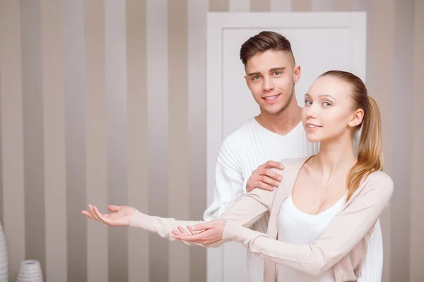 Pair of people standing and pointing — Stock Photo, Image