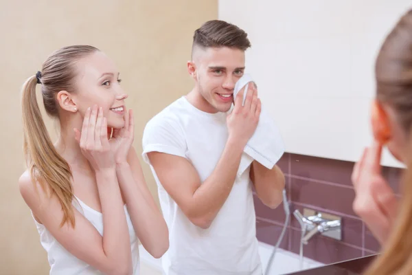 Mooie paar doen ochtend routine — Stockfoto