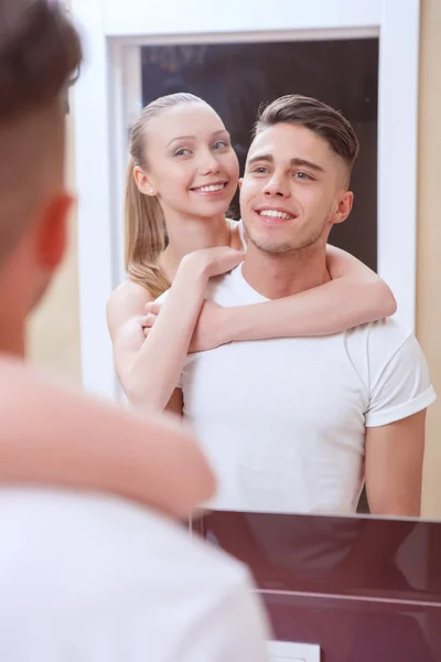 Jeune couple devant le miroir — Photo