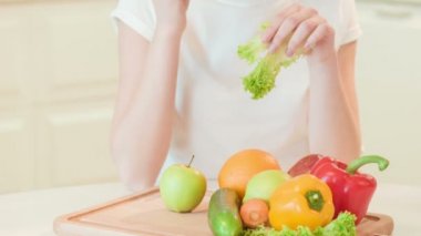 marul yiyen genç kadın. Organik gıda