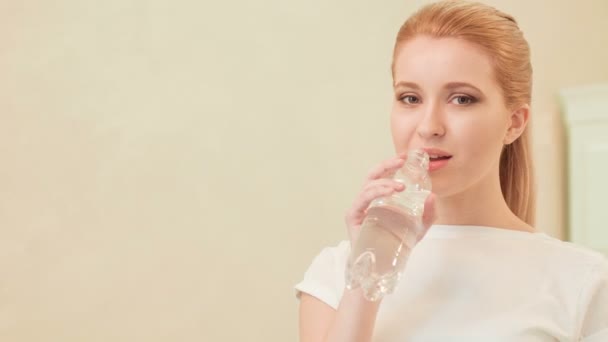 Genç kadın içme suyu sağlıklı yaşam kavramı — Stok video