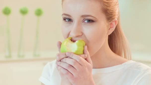 Jovem mulher comendo maçã. Alimentos biológicos — Vídeo de Stock