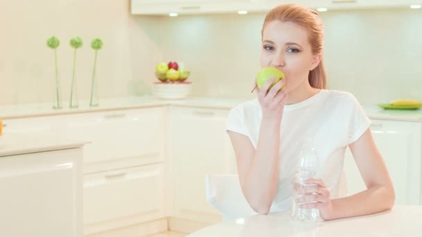 Mujer joven probando manzana madura — Vídeos de Stock