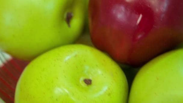 Red and green apples — Stock Video