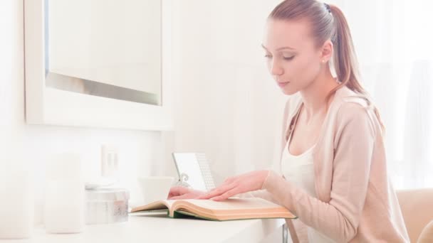 Hermosa pareja leyendo libro — Vídeos de Stock