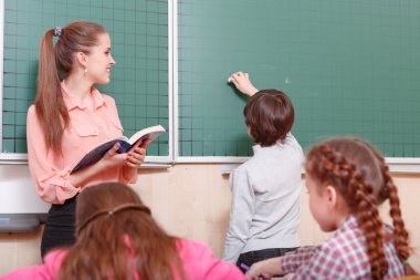 Öğretmen ve öğrenci blackboard ayakta