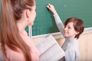 Öğretmen ve öğrenci blackboard ayakta