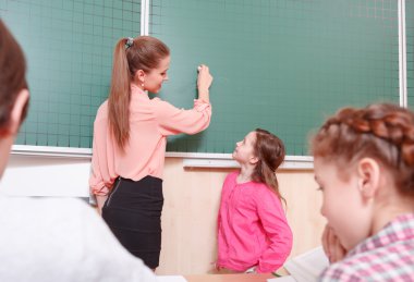 Öğretmen ve öğrenci blackboard ayakta