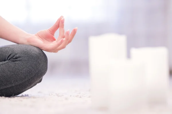 Meditando mano della donna — Foto Stock