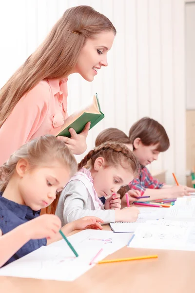 Lehrer überprüft Arbeit der Schüler — Stockfoto