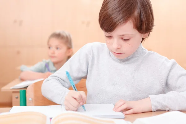 Schreiben kleiner Junge während des Unterrichts — Stockfoto