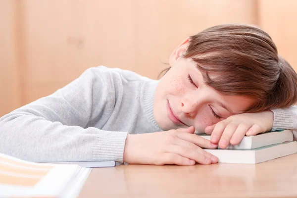 Kleiner Junge schläft auf Schreibtisch — Stockfoto