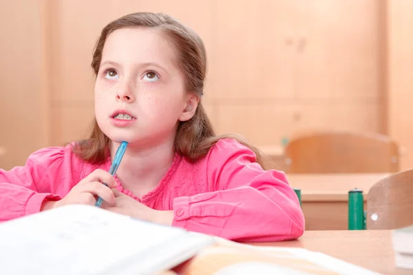 Petite fille réfléchie pendant les cours — Photo