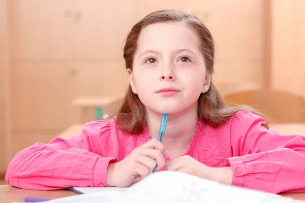 Petite fille réfléchie pendant les cours — Photo