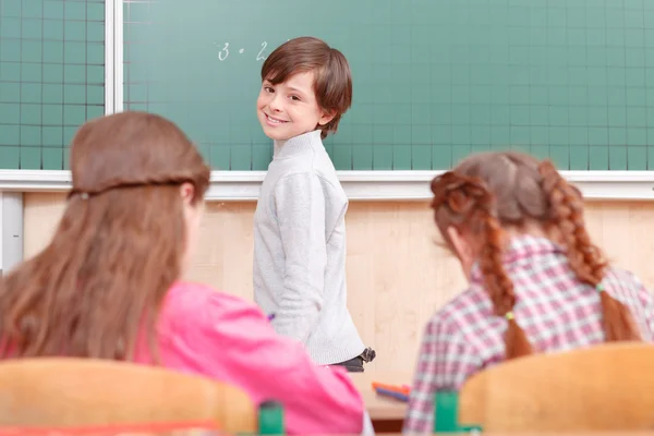 Kleiner Junge steht neben Tafel — Stockfoto