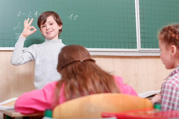 Kleiner Junge steht neben Tafel — Stockfoto